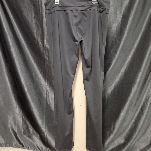 Black Leggings with Elastic Waistband and Form-Fitting Design - Picture 9 of 11